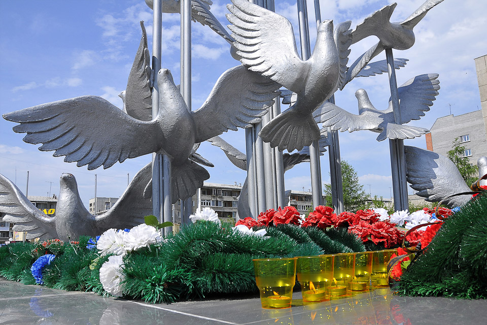 Мемориальная скульптурная композиция «Голуби мира». Открыта к 60-летию Победы в Великой Отечественной войне.