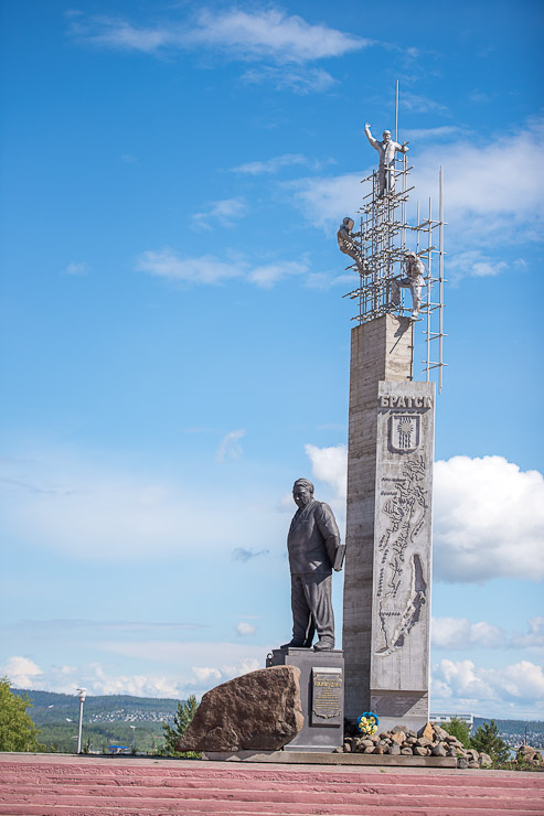 Памятник почётному гражданину города Братска Ивану Ивановичу Наймушину.