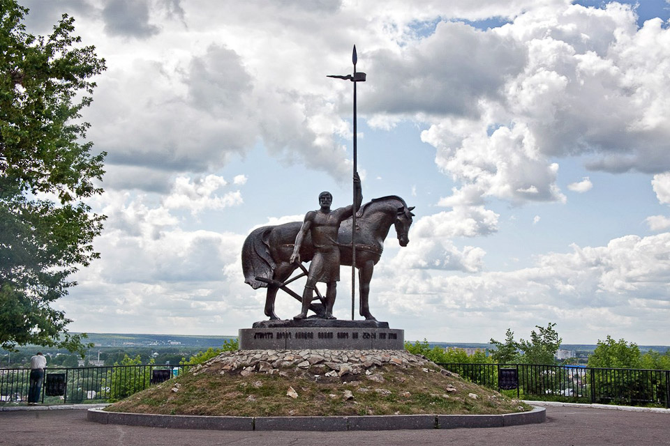Памятник Первопоселенцу. Скульптурная композиция установлена над долиной Суры, от неё открывается вид на восточную и юго-восточную часть города.