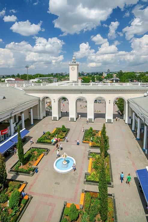 Железнодорожный вокзал. Одна из главных архитектурных достопримечательностей столицы Крыма. Здание является объектом культурного наследия и охраняется государством.