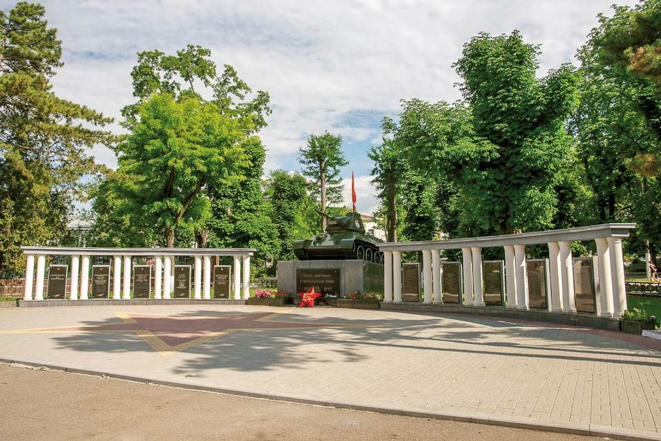 Танк-памятник освободителям Симферополя. Установлен в 1944 году в Симферополе в Пионерском парке (ныне сквер Победы) в честь освободителей города.