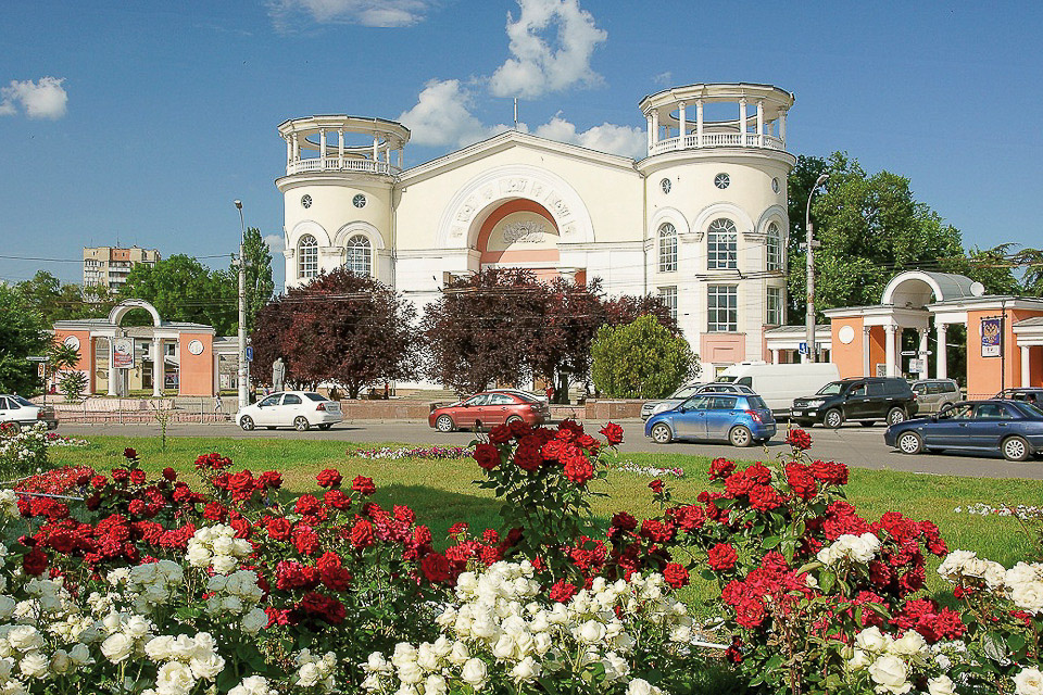 Кинотеатр «Симферополь». Двухзальный кинотеатр крымской столицы, построен в 1956 году по типовому довоенному проекту. Расположен на одной из центральных площадей города — Советской.