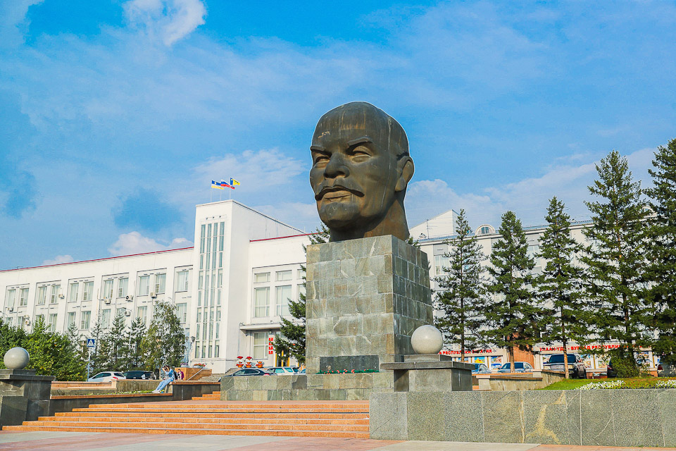 Администрация города, памятник В.И. Ленину.