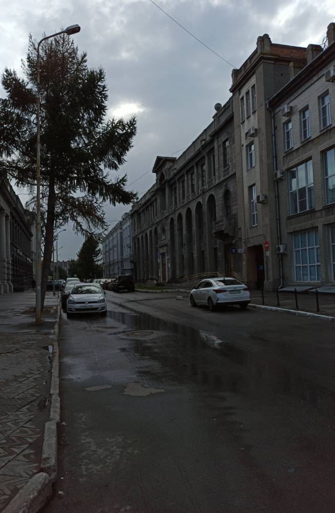 Кокорев Михаил Юрьевич. Свинцовый город. Здание страхового общества Саламандра 1913-14 гг по ул. К. Либкнехта.