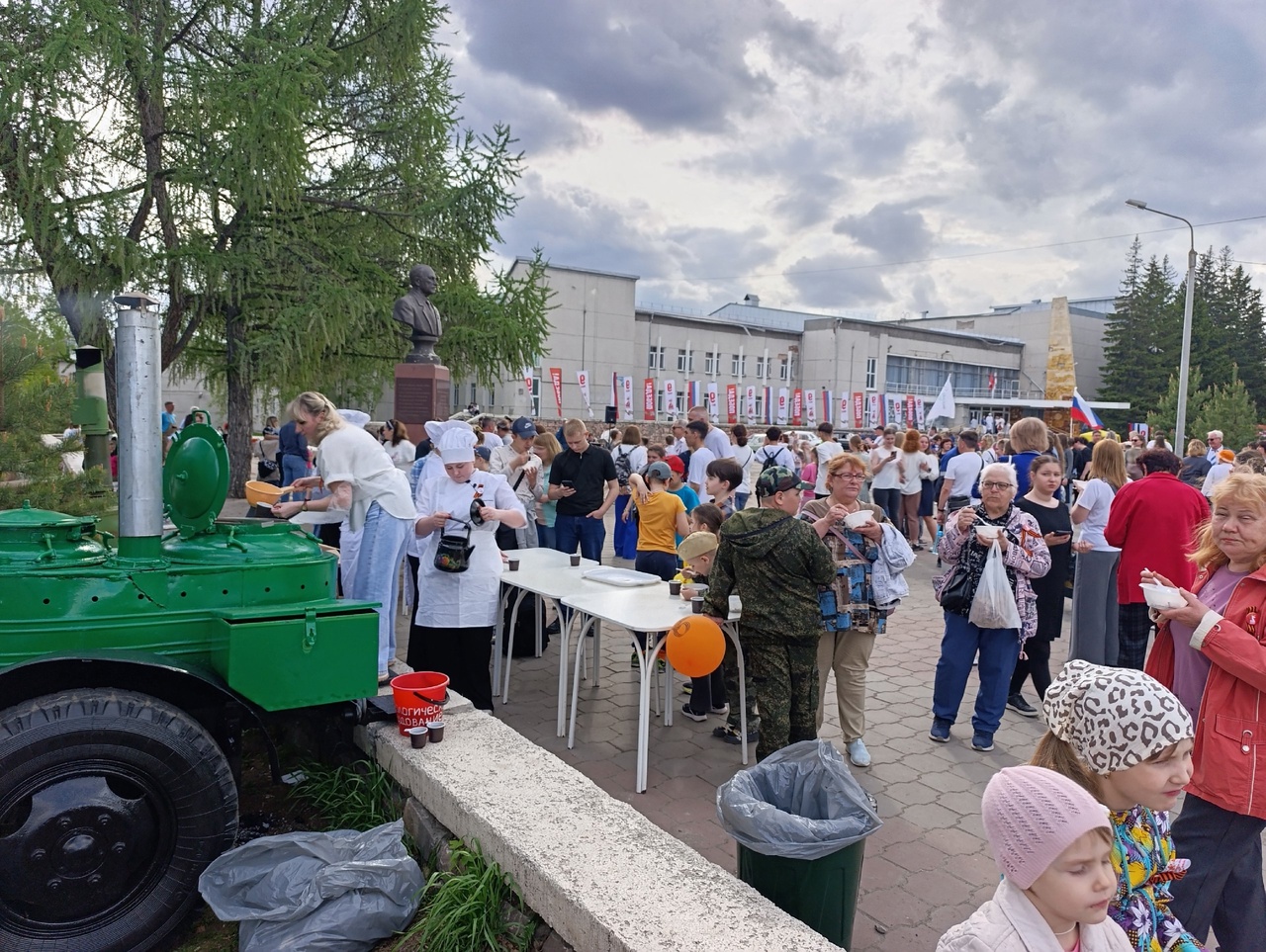 В Советском округе подвели итоги праздников микрорайонов, приуроченных к юбилею Победы.