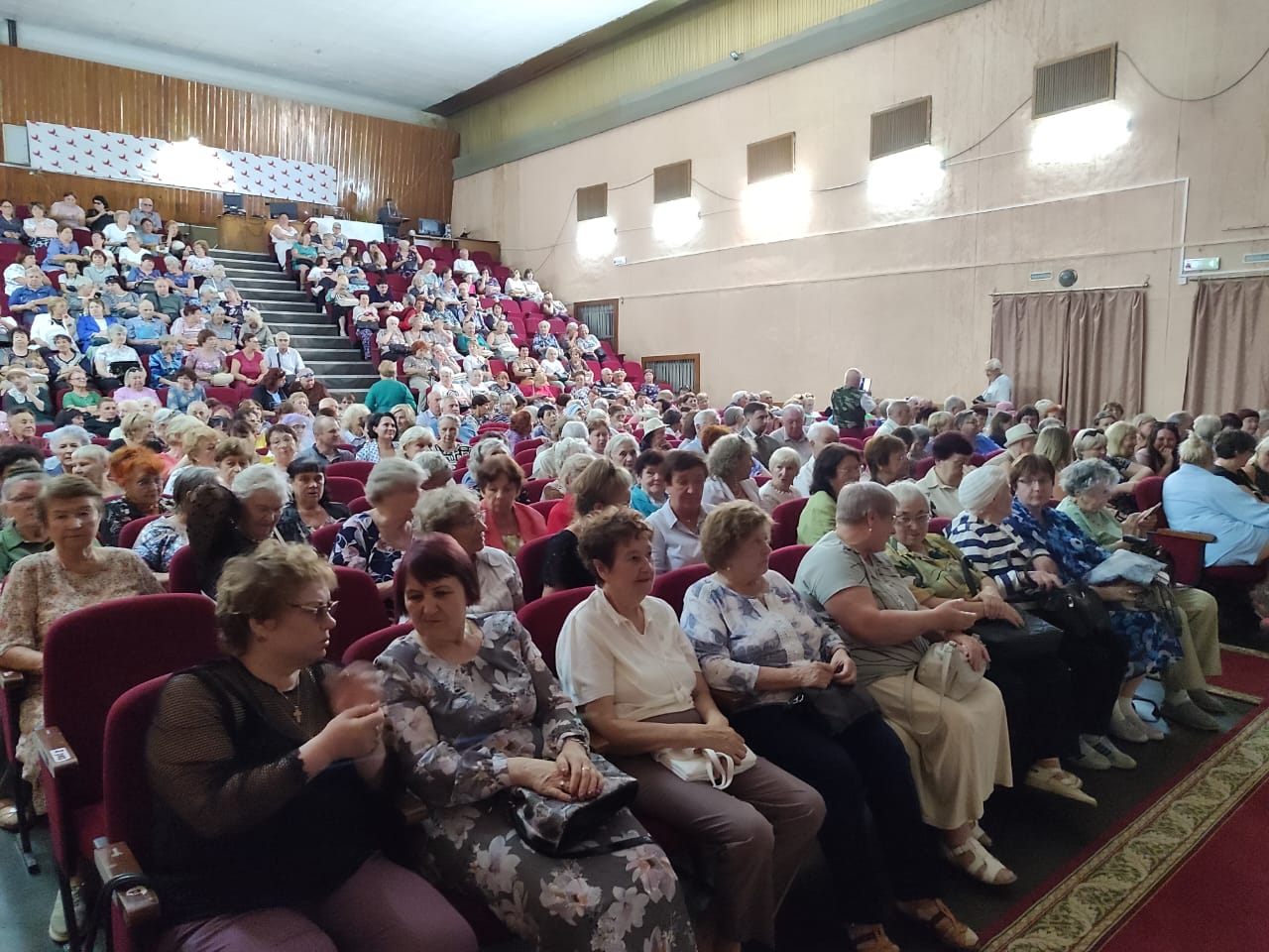 В Омске прошел праздничный концерт с участием Омского хора ветеранов «Сибирь».
