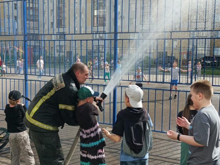 Для юных жителей Кировского округа провели урок по пожарной безопасности.