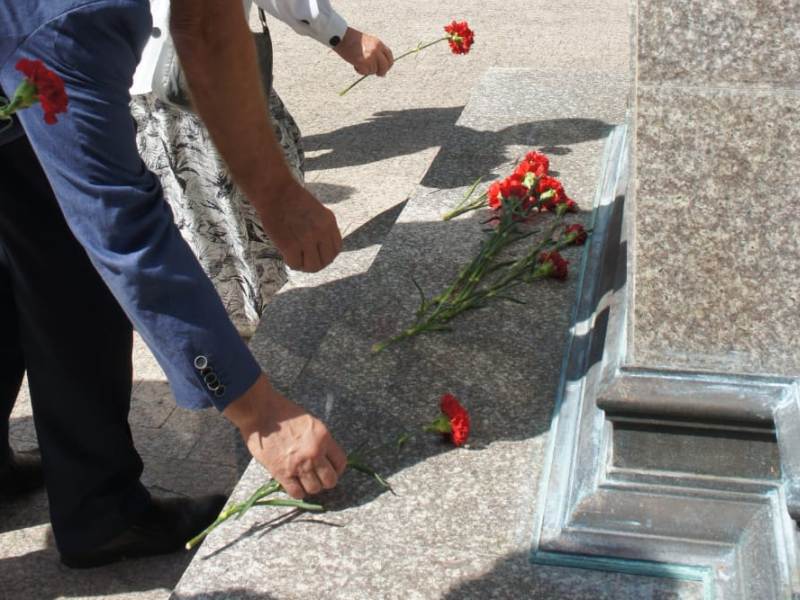 Омичи возложили цветы к монументу, посвященному воинскому подвигу медицинских работников.