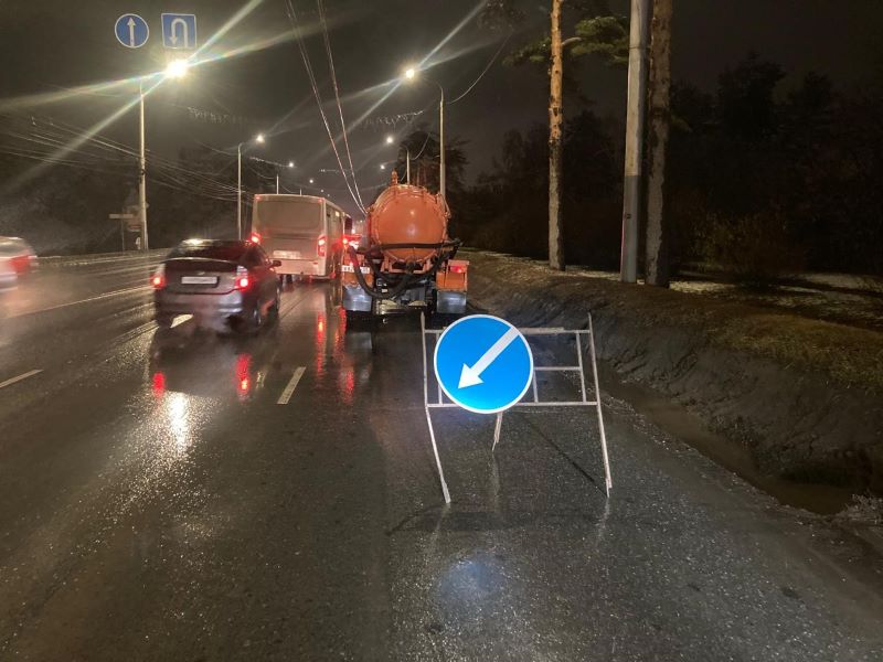 В Омске продолжается противогололедная обработка дорог и тротуаров.