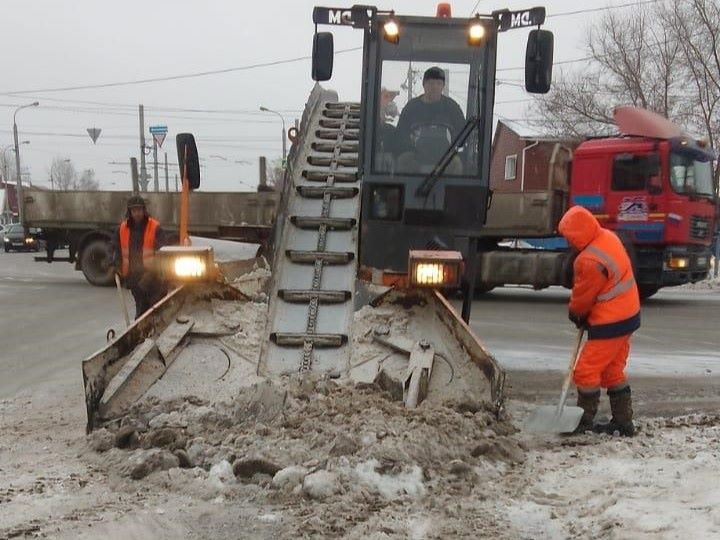 УДХБ выводит на дороги дополнительных рабочих и звенья дорожной техники.