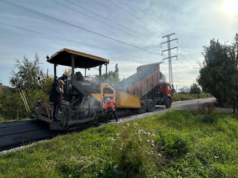 В Омске начали асфальтирование улицы Тытаря.