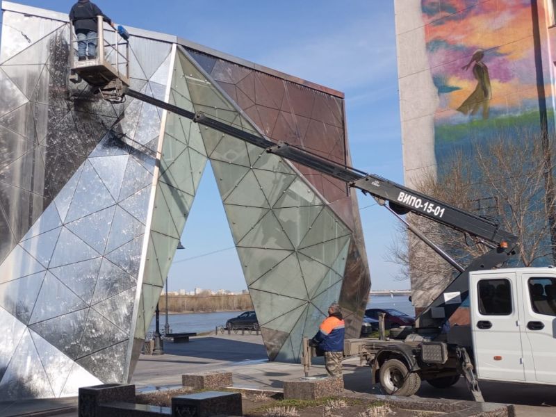 На улице Чокана Валиханова включают фонтаны-кристаллы .