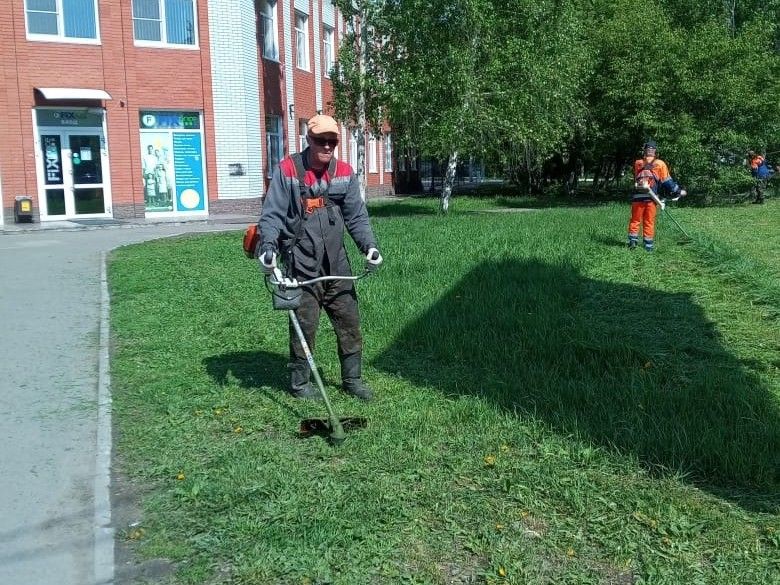 После обильных дождей службы благоустройства активизировали работы по покосу травы.