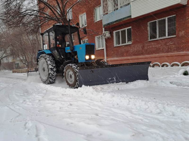 В окружных администрациях напоминают управляющим организациям о необходимости оперативной уборки от снега придомовых территорий.