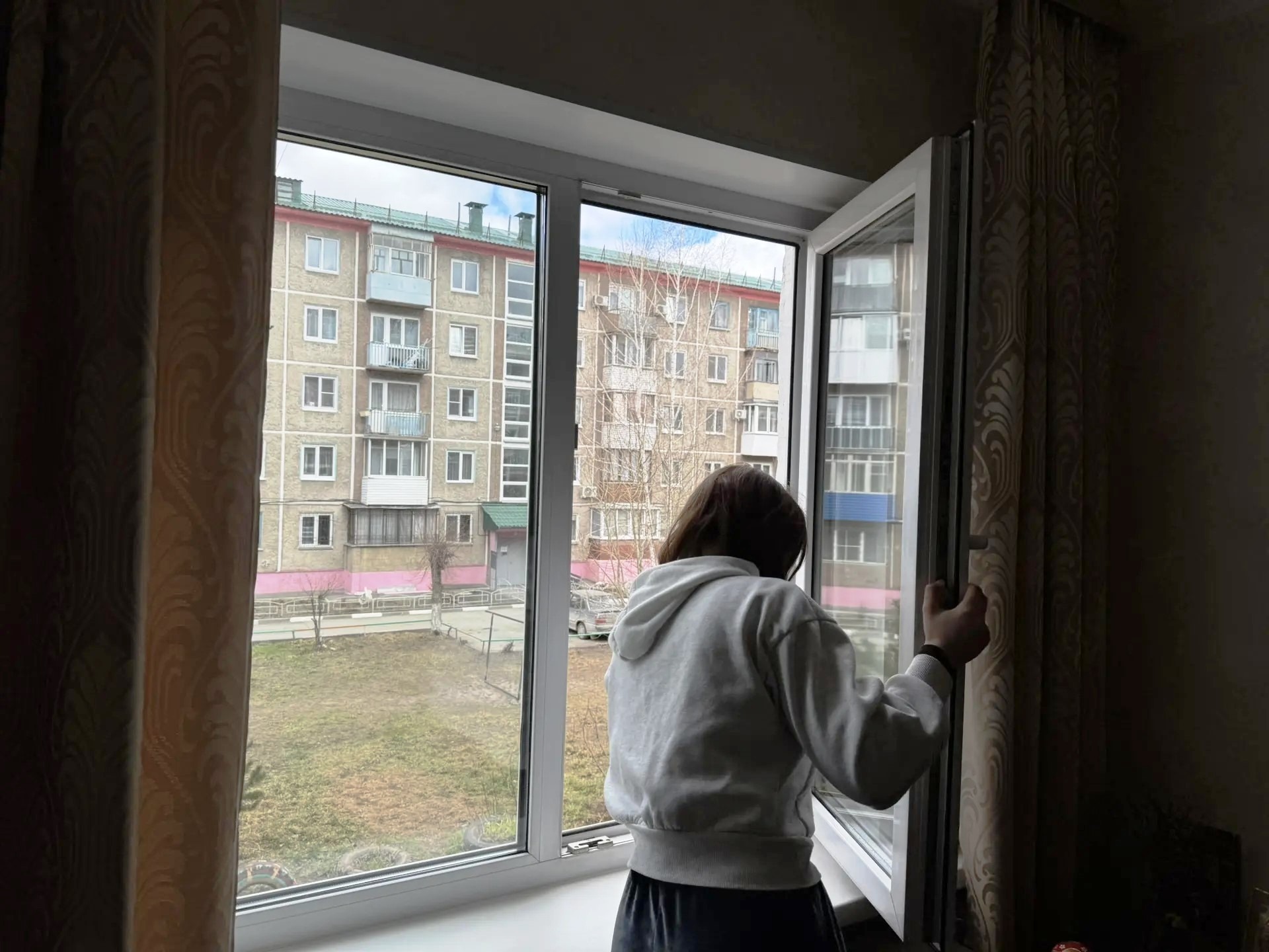 Омичам напомнили о правилах безопасности при использовании москитных сеток.