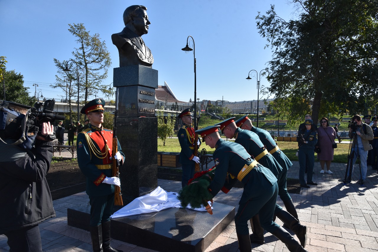 В Омске торжественно открыли бюст Героя Советского Союза Александра Алтунина.