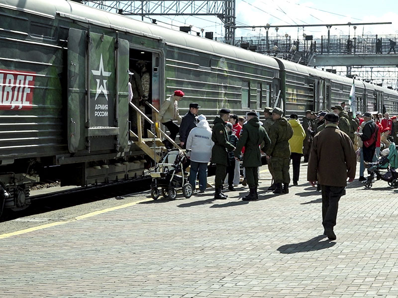 Виталий Хоценко и Сергей Шелест приветствовали агитационный поезд Министерства обороны.