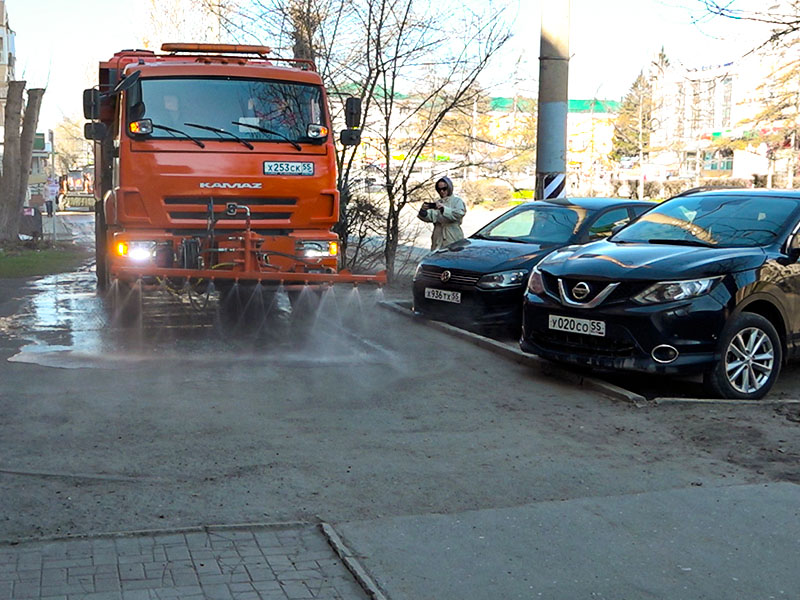 Городские дорожные службы моют тротуары и остановочные павильоны.