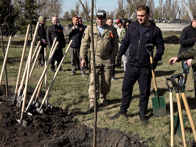 Виталий Хоценко и Сергей Шелест посадили деревья в честь героев войны.