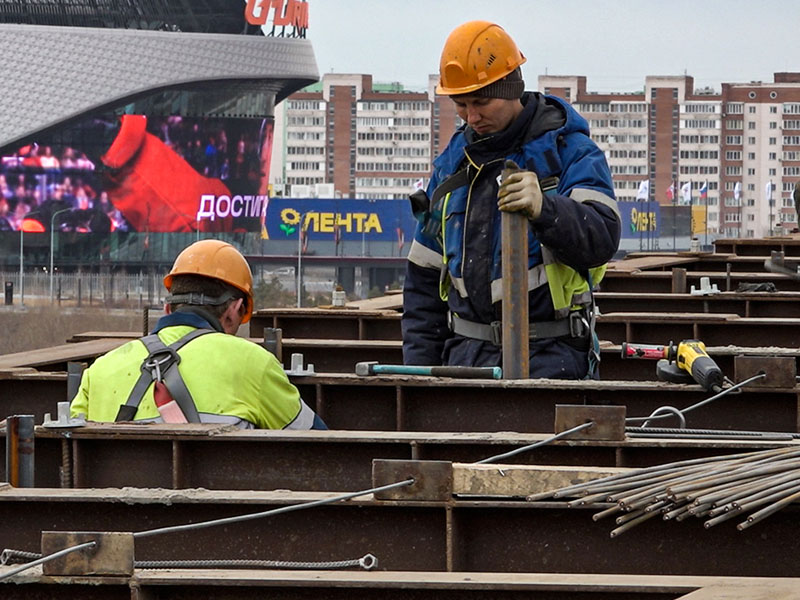 На мосту у Телецентра начались дорожные работы.