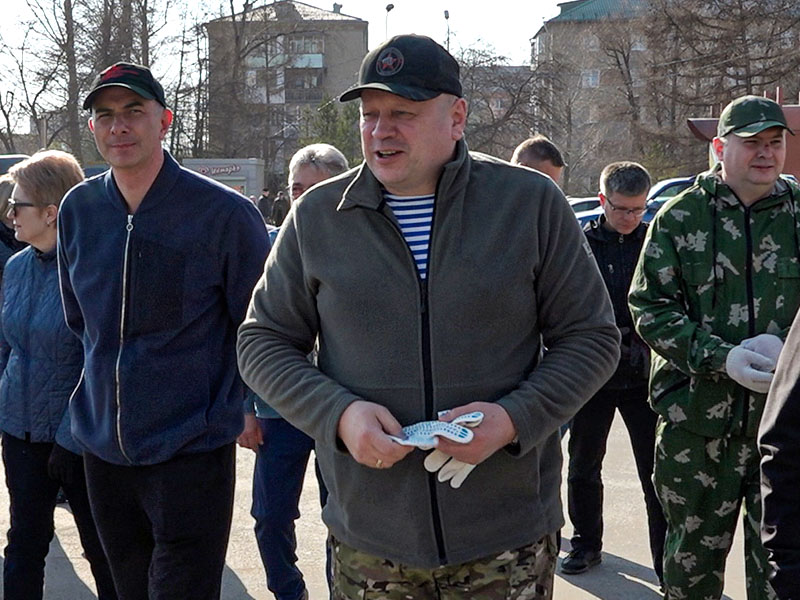 Сергей Шелест вместе с командой администрации города вышел на уборку города.