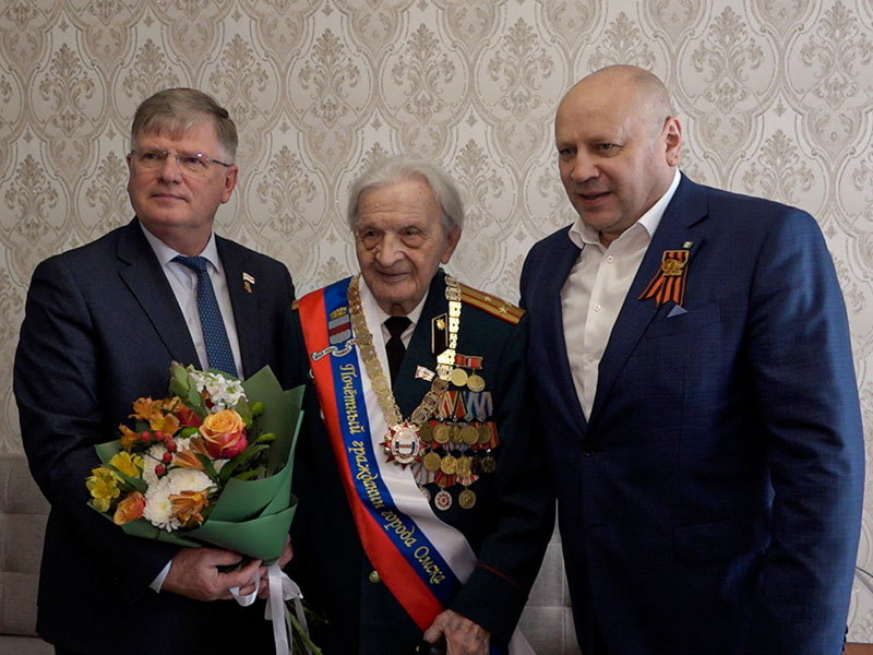 Сергей Шелест и Владимир Корбут поздравили ветерана войны Николая Казикина.