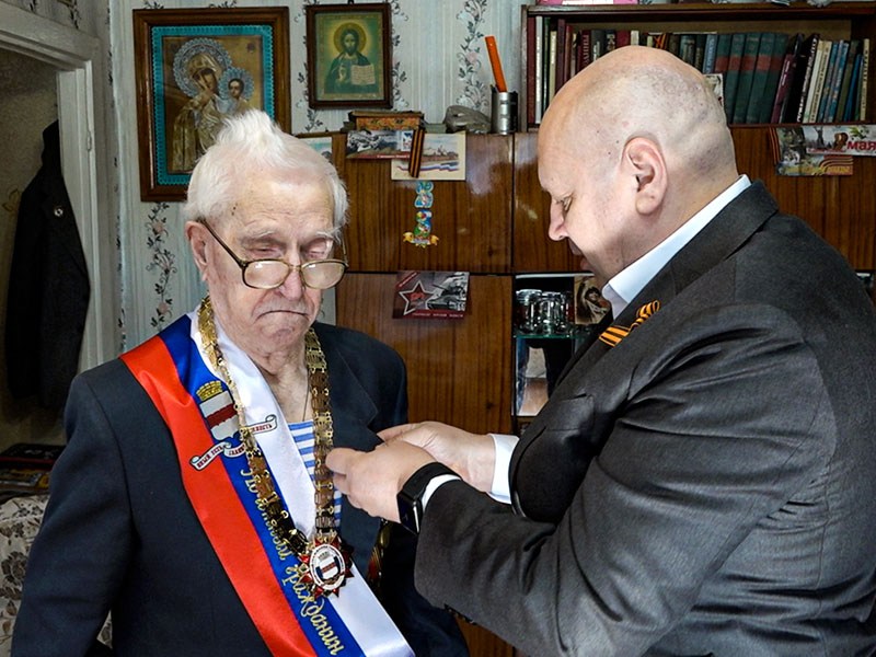 Сергей Шелест и Владимир Корбут поздравили Почётного гражданина Омска.