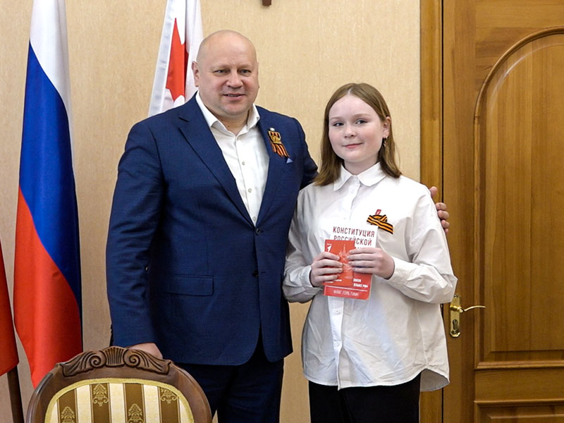 Мэр города Сергей Шелест вручил паспорта лучшим омским школьникам.