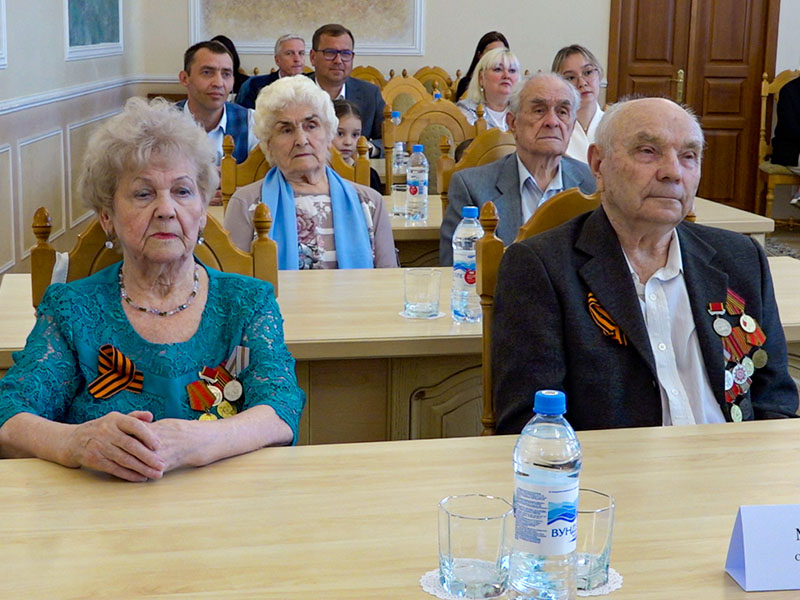 Владимир Куприянов и Владимир Корбут поздравили омичей с Днём семьи.