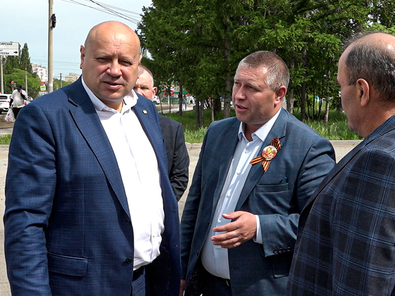 Сергей Шелест проконтролировал ход дорожного ремонта на ул. Заозёрная.