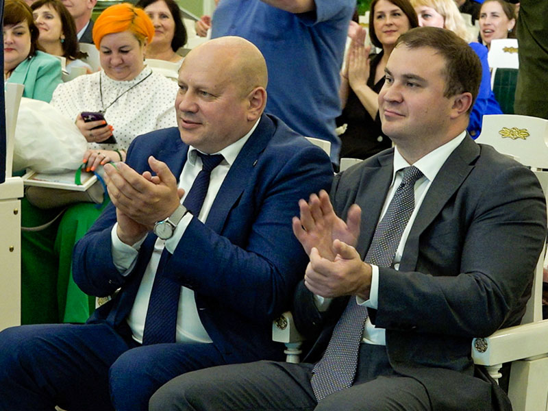 Руководители области и города поздравили коллектив АО «ГК «Титан» с профессиональным праздником.