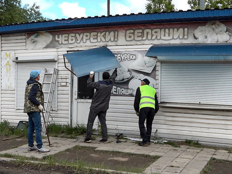 По поручению мэра городские улицы освобождают от нелегальных киосков.