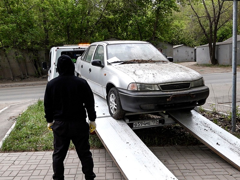 Территорию Левобережья освобождают от брошенных автомобилей.