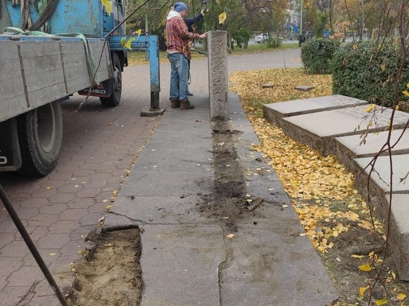 В Омске приводят в порядок территорию возле бюста Д.М. Карбышева.