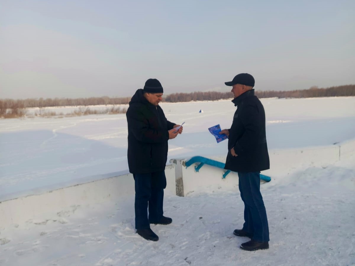 В Омске продолжаются рейды по местам выхода людей на лед.