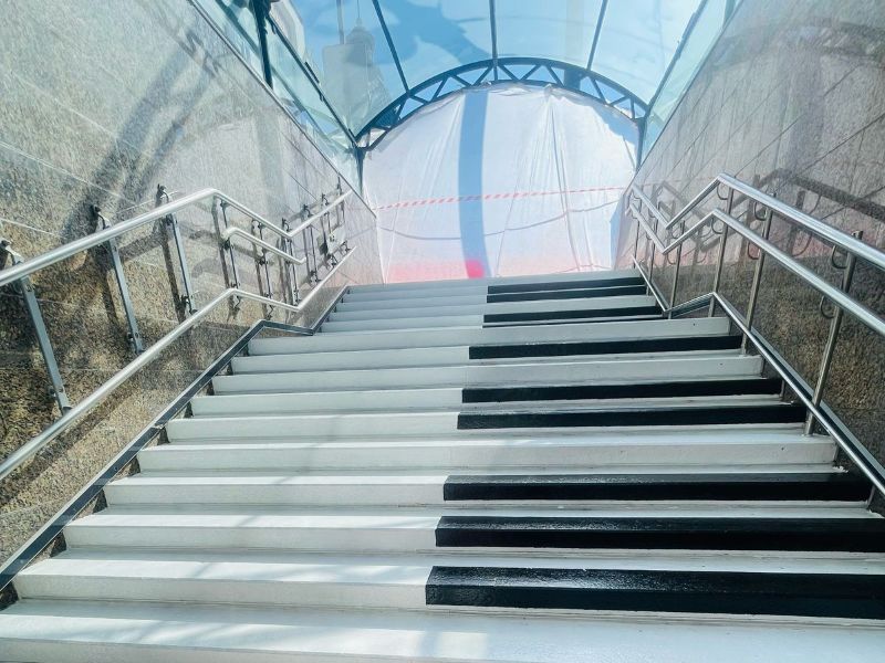 В подземном пешеходном переходе на улице Ленина вновь зазвучала музыка.