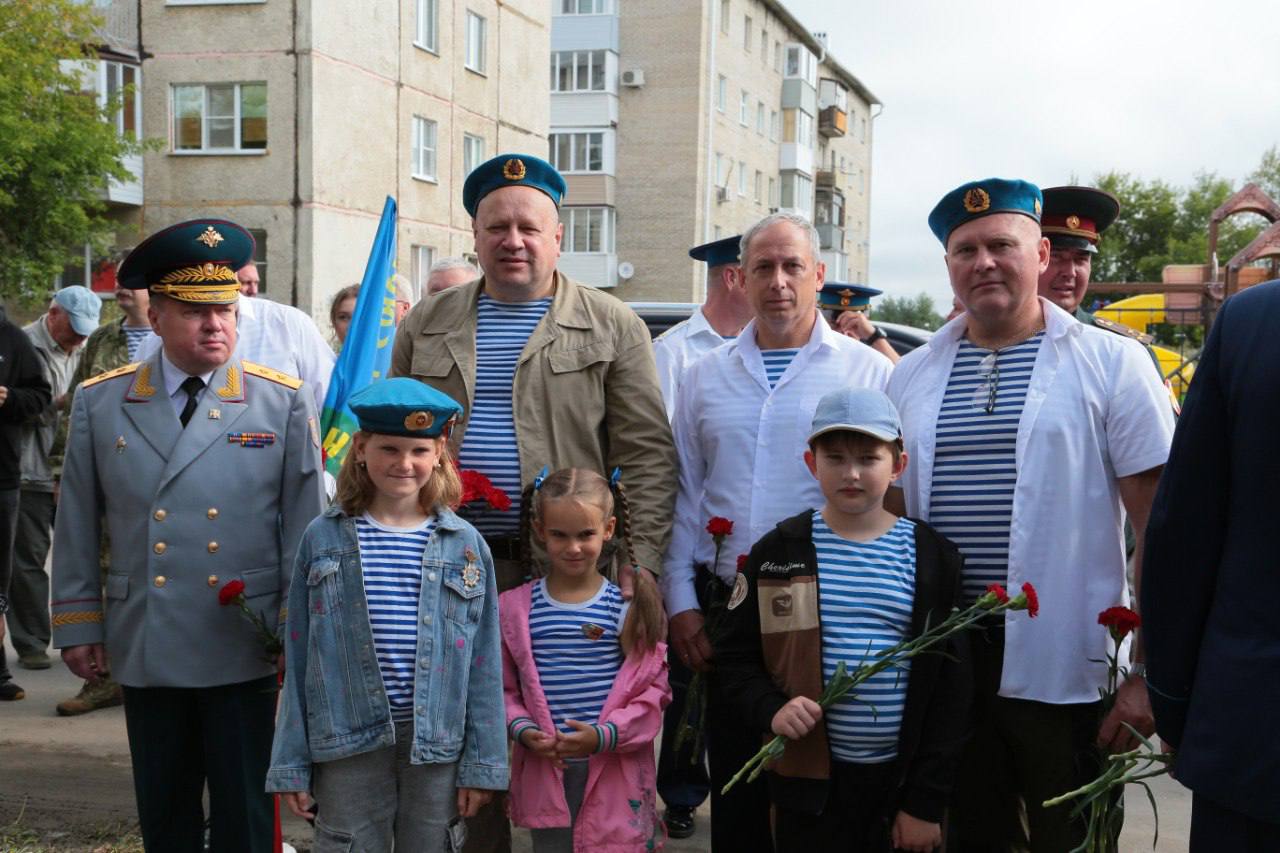 Сергей Шелест поздравил десантников с днем ВДВ и 95-летием со дня основания воздушно-десантных войск.