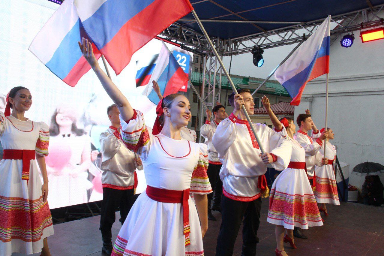 Первые лица города поздравили омичей с Днем России.