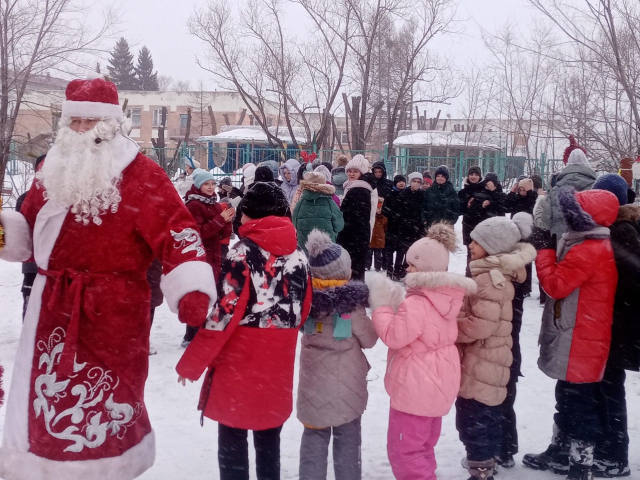 В Ленинском округе готовятся к новогодним и рождественским праздникам.