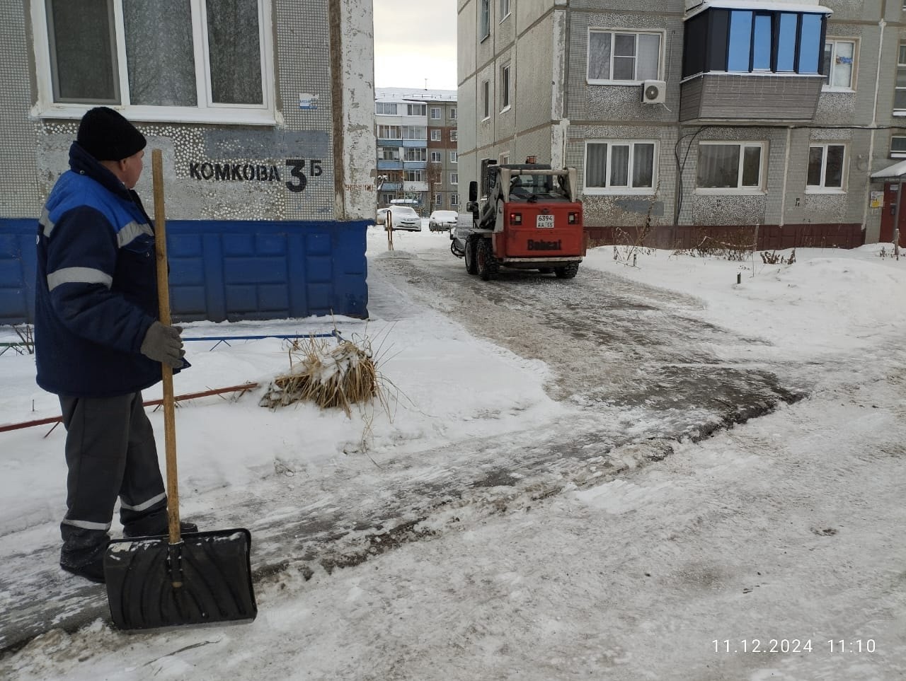 Во дворах Левобережья продолжается работа по очистке снега.