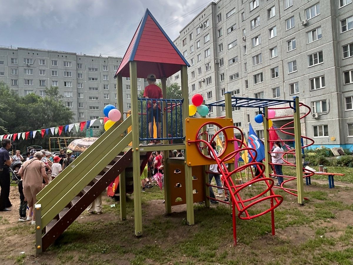 На улице Конева установили новую детскую площадку.