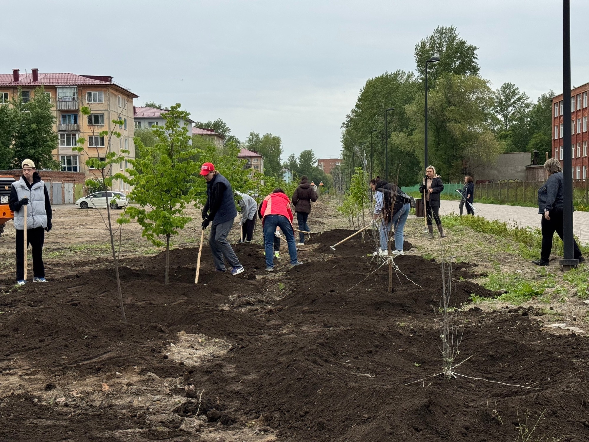 В Советском округе привели в порядок аллею вблизи школы № 63.