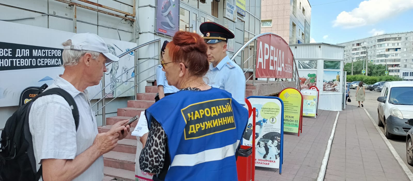 В Кировском округе провели профилактическое мероприятие по борьбе с дистанционными мошенничествами.