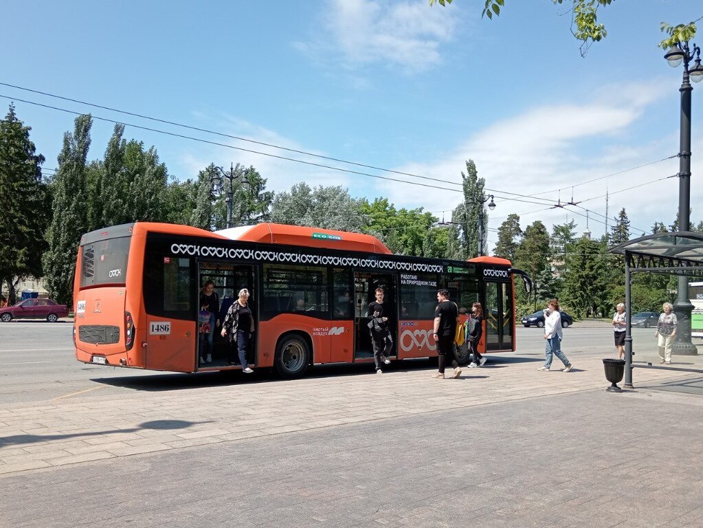 Три автобусных маршрута временно изменят схемы движения в центре Омска.