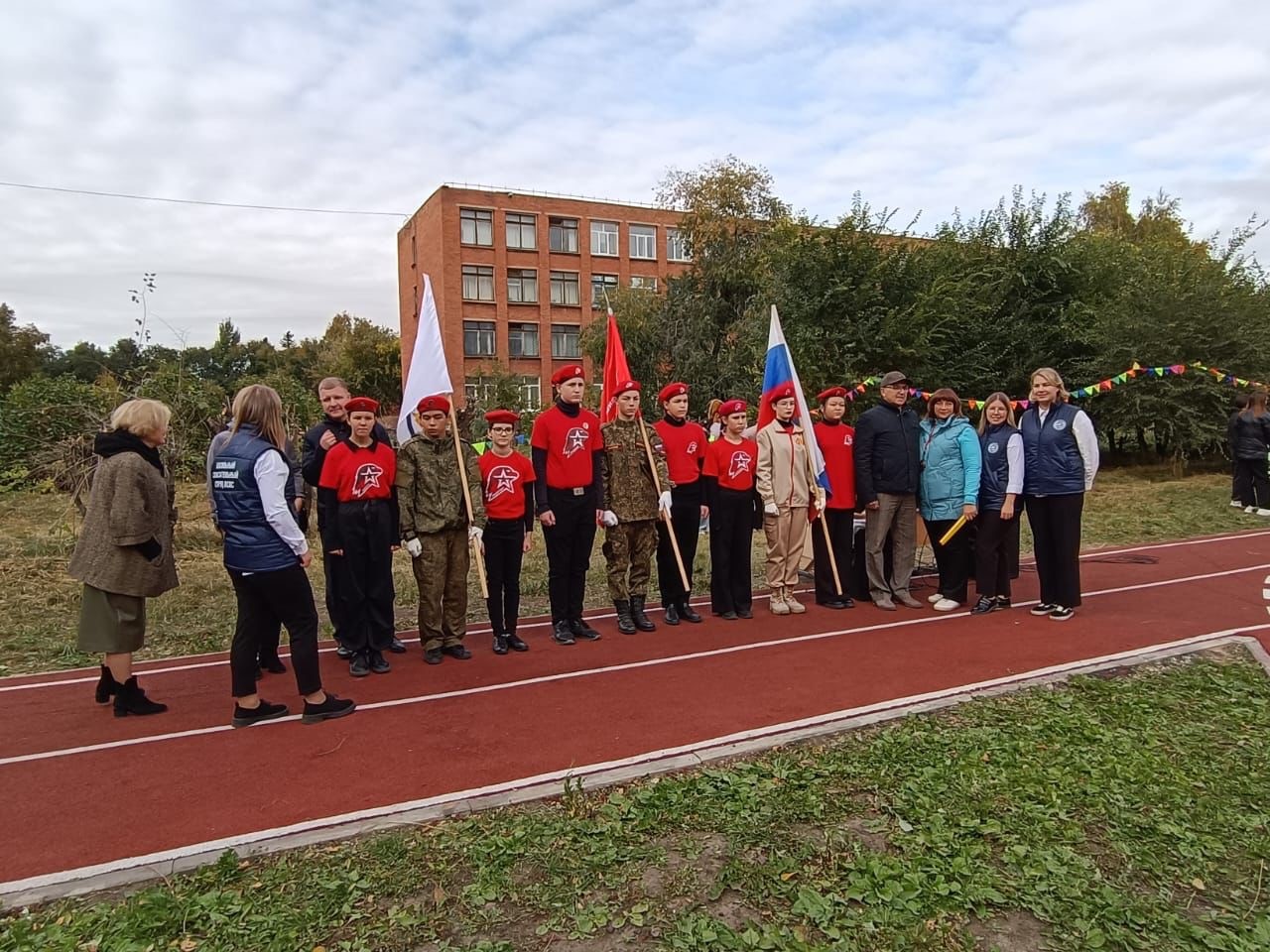 На стадионе школы №10 появилась новая беговая дорожка.