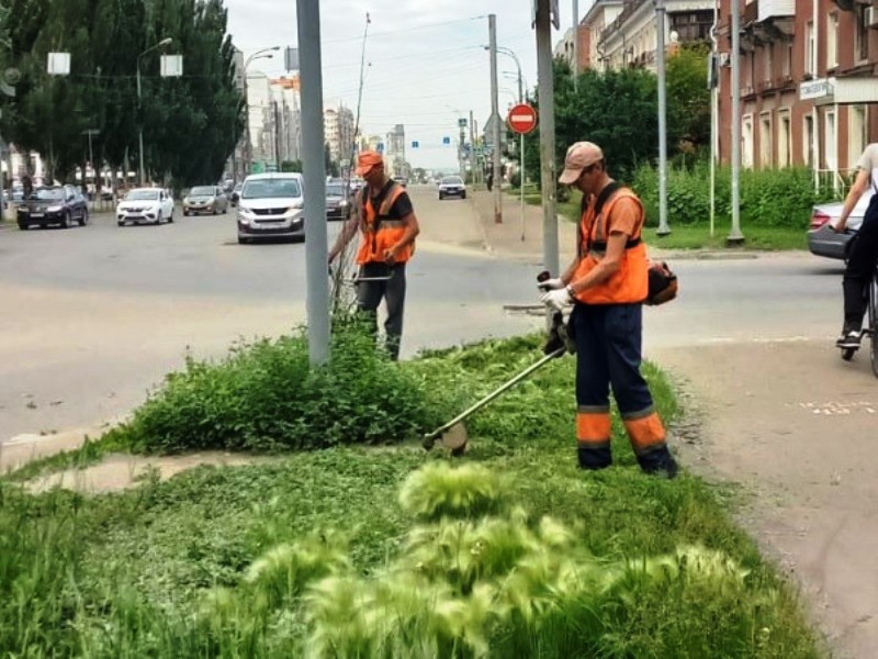 В Омске активно ведется покос травы на общественных территориях.