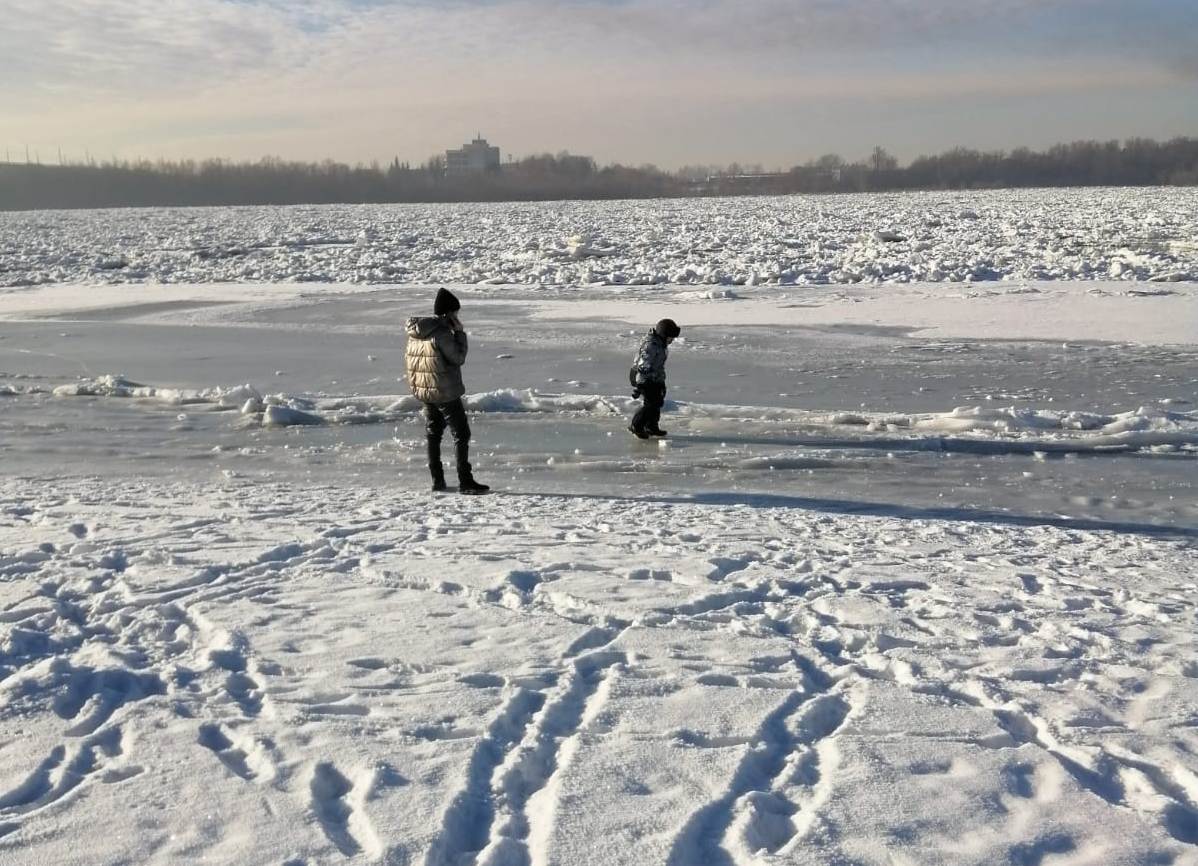 Омичам напоминают о запрете выхода на лед городских водоемов.