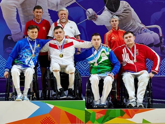 На чемпионате России по фехтованию на колясках Омск представил двукратный паралимпийский чемпион Игр в Токио Александр Кузюков.
