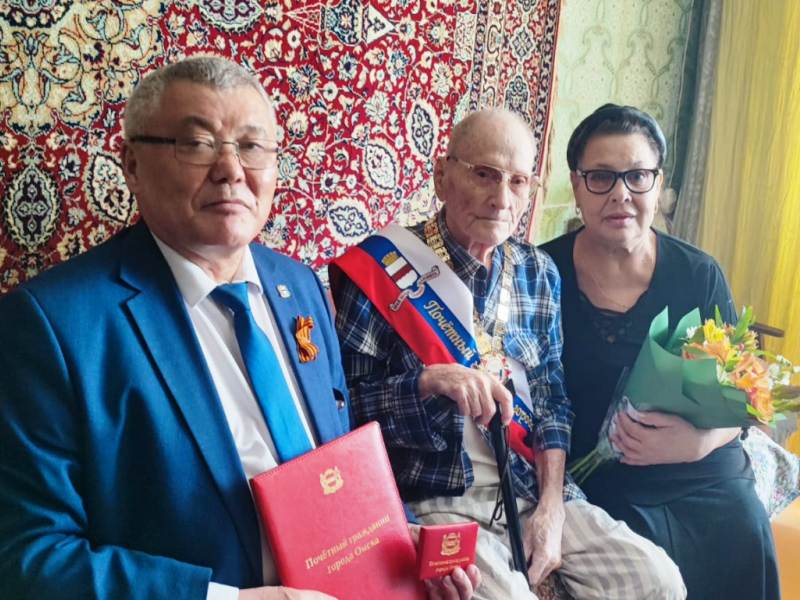 Вручение регалий Почетного гражданина А.Г. Аюпову.