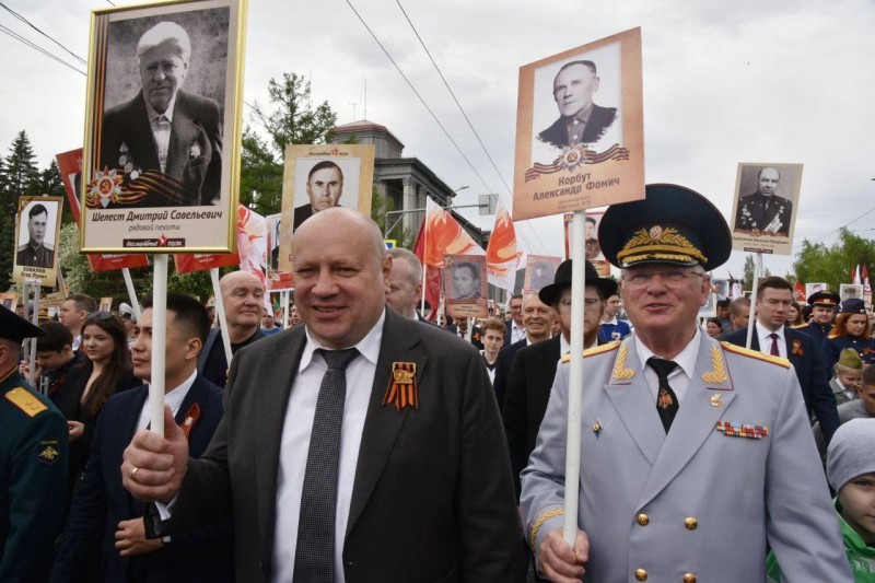 Мэр Омска принял участие в шествии «Бессмертного полка».